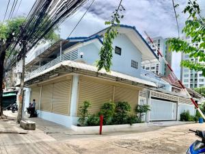 For SaleTownhouseRamkhamhaeng, Hua Mak : Townhouse for sale, 2 floors, 3 units, area size 80 sq w, Soi Ramkhamhaeng 60, near the main road, newly renovated, able to open a business or office and residence, Bang Kapi, Bangkok.