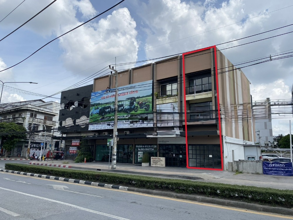 For SaleShophouseChiang Mai : Commercial building, corner room Next to Huai Kaew Road, Chiang Mai