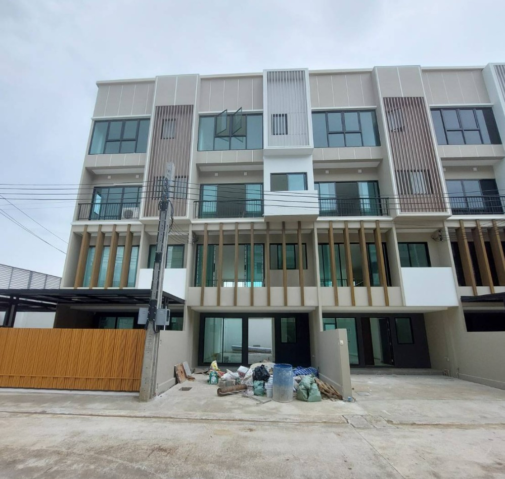 For SaleTownhousePinklao, Charansanitwong : For sale, room with down payment, The Blisz Sathorn-Charan 35, only 3 minutes to MRT Fai Chai Station, 7 minutes, Siriraj Townhome, 3 and a half floors, area 22.10 square wah, special price 8.19 million baht* from normal price 10.71 million baht*