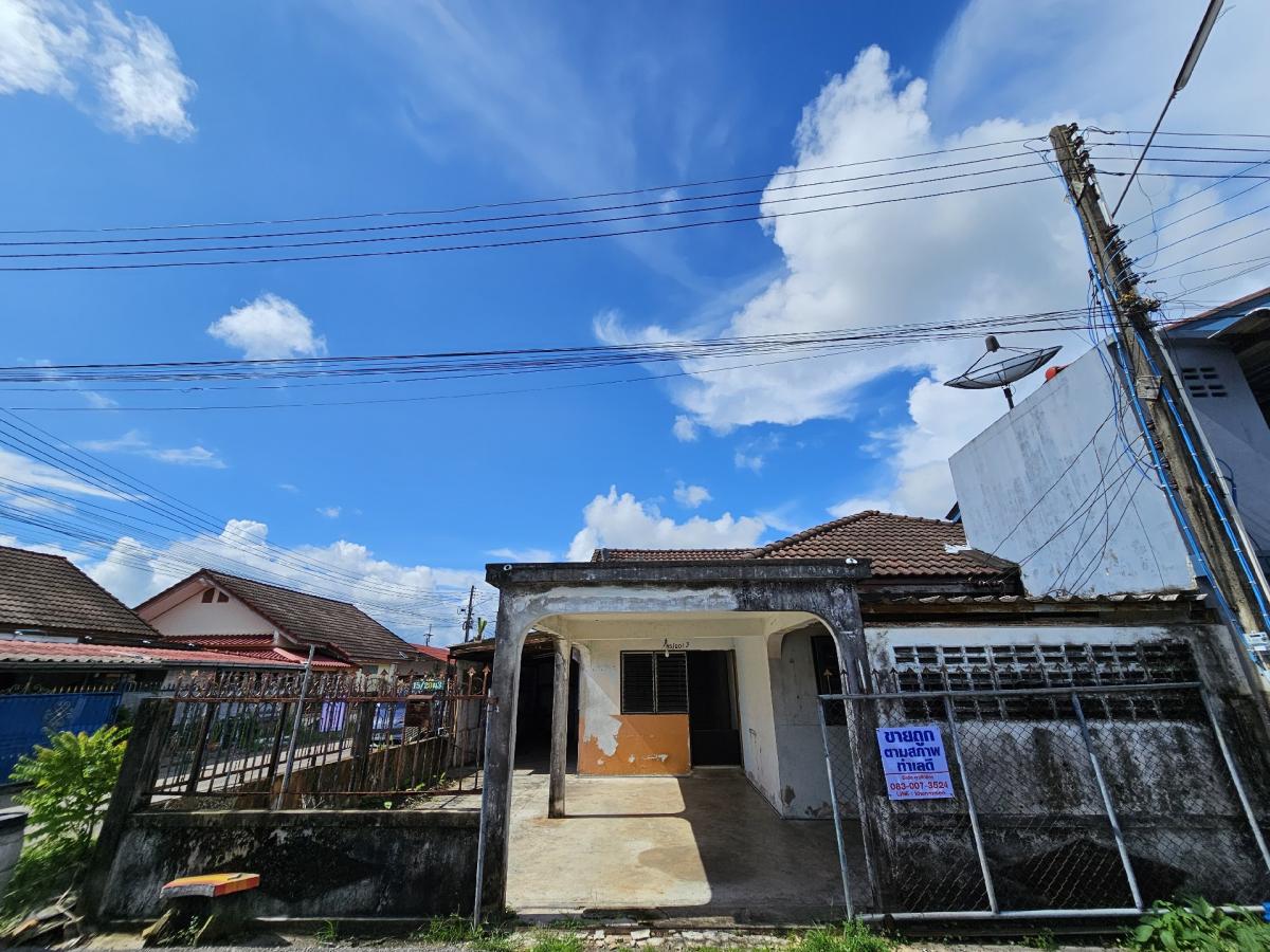 For SaleHouseChanthaburi : House for sale in Chanthaburi According to the condition, the price is in the hundreds of thousands. Take it and renovate it according to your own style.