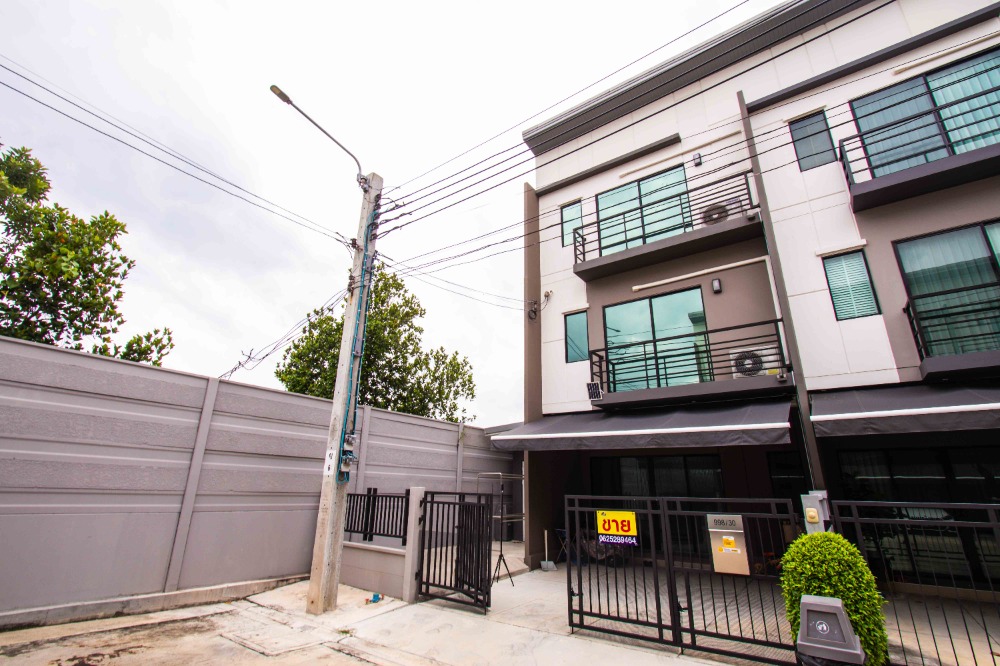 For SaleTownhouseRama5, Ratchapruek, Bangkruai : Below Project Price by a Million!! For Sale: 3-Storey Townhome, Baan Klang Muang Ratchaphruek-Sathorn, 25.3 sq.wa., Corner Unit, Connected to Ratchaphruek Road and Nakorn In Road, Near Central Westville, Red Line MRT, an