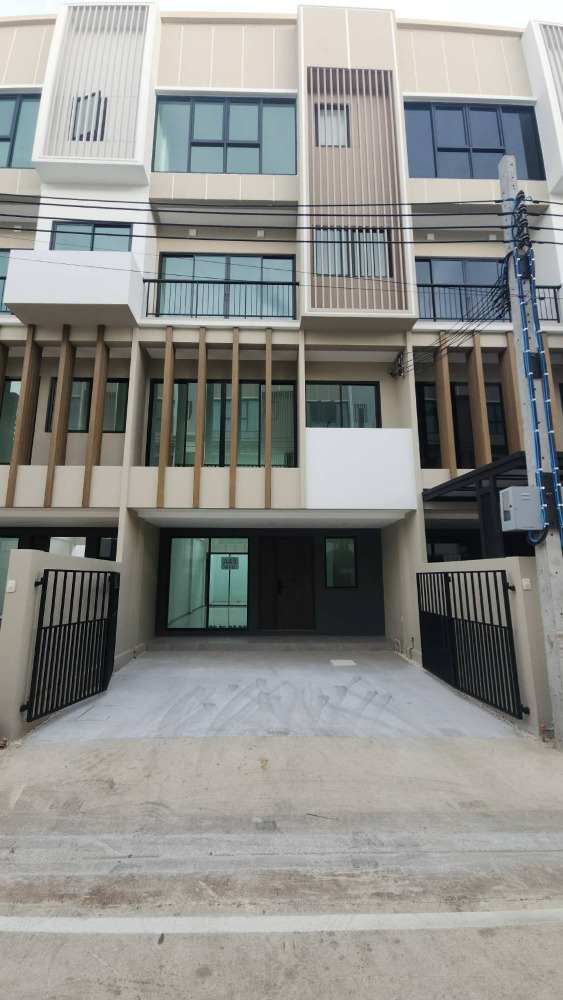 For SaleTownhousePinklao, Charansanitwong : For sale, down payment room, The Blisz Sathorn-Charan 35, only 3 minutes to MRT Fai Chai Station, 7 minutes to Siriraj, 3 and a half storey townhouse, area 22.10 square wah, special price 7.99 million baht* from normal 10.71 million baht*