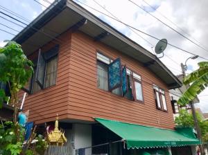 For RentHouseRama 8, Samsen, Ratchawat : Divided rooms for rent, 2-story wooden house, suitable for living alone. If interested, inquire with Khun Meow: 0846709509