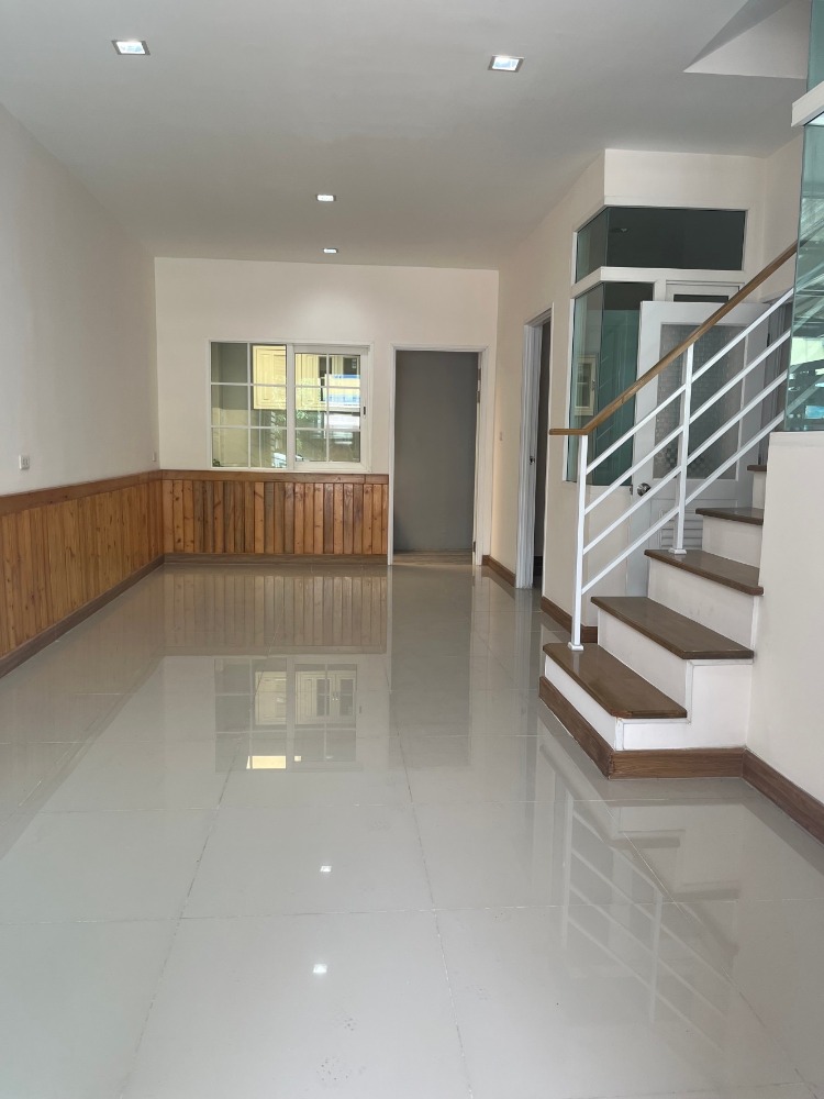 For SaleTownhousePattanakan, Srinakarin : P-2499 Urgent sale! Golden Town 2 On Nut-Pattanakarn, beautiful house, good location, convenient travel.