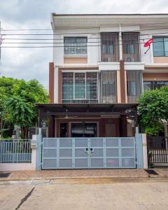 For RentTownhouseOnnut, Udomsuk : Townhouse for rent The private On Nut 36 with furniture, near BTS Bang Chak, parking for 3 cars, 3 bedrooms, 5 bathrooms, has a maid's room. Adding a kitchen to the back of the house and a new roof with 5 air conditioners. There is a clothes drying a