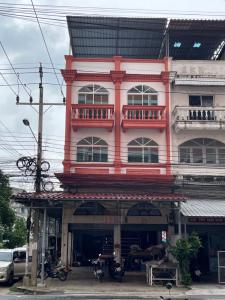 For SaleShophouseNonthaburi, Bang Yai, Bangbuathong : For sale: 3 and a half storey commercial building, 2 units, area of ​​27 square wah, newly renovated, opposite Wetgate, corner room, prime location, suitable for business, convenient parking