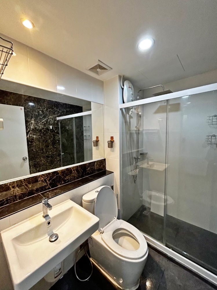 For SaleCondoOnnut, Udomsuk : Urgent (recruiting agents) for sale, Super Rare Item 7 rooms, Regent Home Sukhumvit 81, view in the middle of the pool and garden.