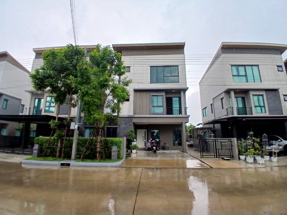 For RentHouseNawamin, Ramindra : 3-story semi-detached house for rent Baan Klang Muang Ramintra Station 83 Tel. 0999983897