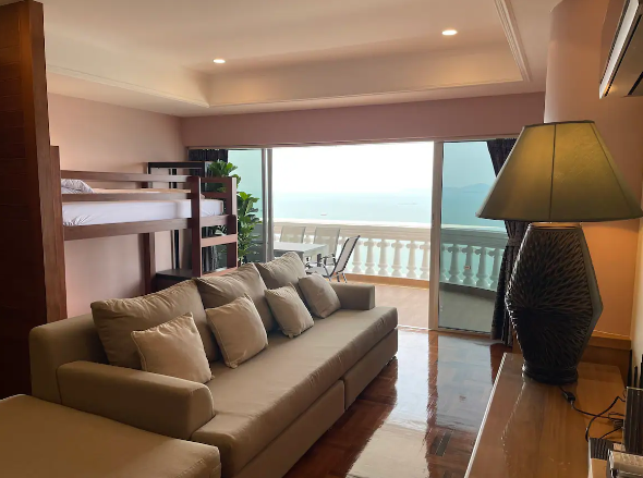 For RentCondoPattaya, Bangsaen, Chonburi : For yearly rent, condominium, North Pattaya, next to the sea, 30th floor, very good view.