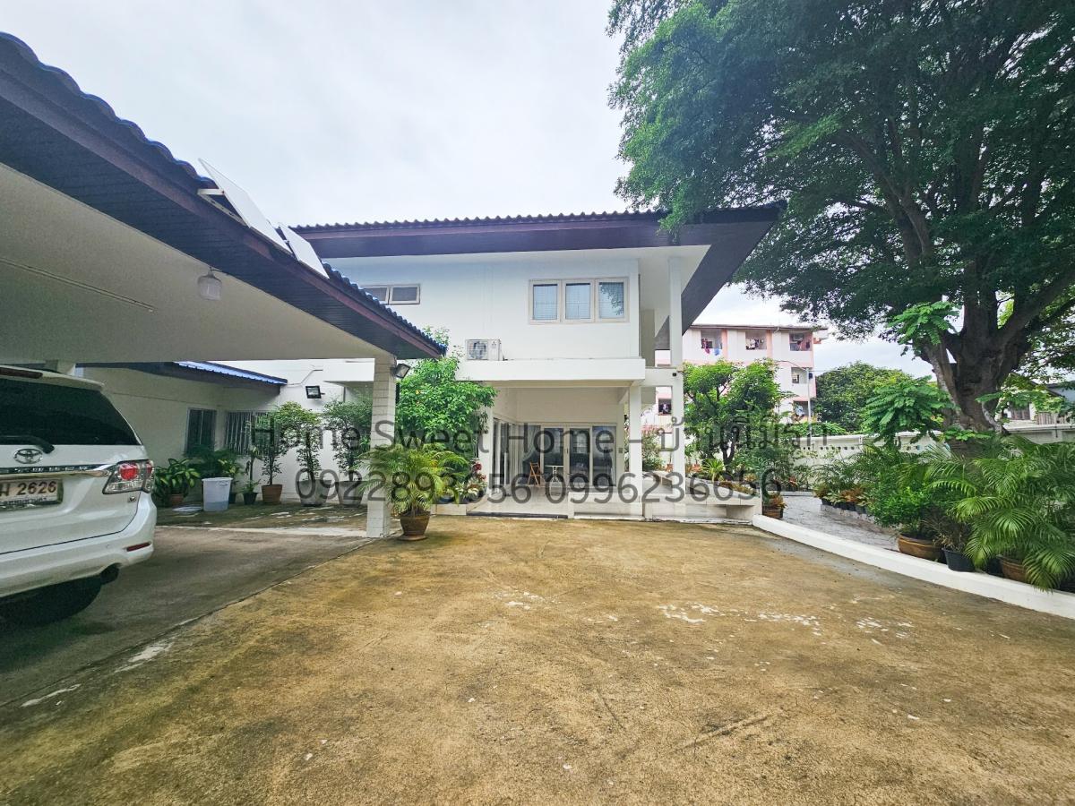 For SaleHousePattanakan, Srinakarin : Selling a large ready-to-move-in house with a homey feel, area over 200 sq m.‼️ Good location behind Paradise Park mall, in front of Suan Luang Rama IX (H24092)