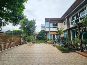 For SaleHousePattanakan, Srinakarin : For sale: Large ready-to-move-in house, area 200 sq w.‼️ Good location, behind Paradise Park shopping mall, in front of Suan Luang Rama 9 Park (H24091)