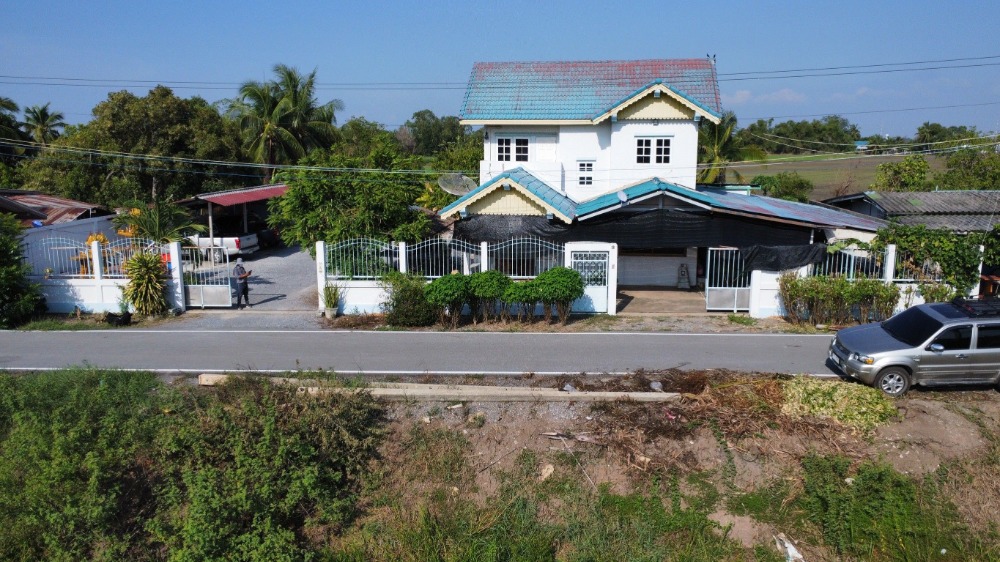 For SaleLandNakhon Pathom : Urgent sale, house with land area of ​​395 square meters, next to the road along the canal, Wat Phai Sai 2. Near Wat Phai Rong Wua, Bang Len District, Nakhon Pathom Province.