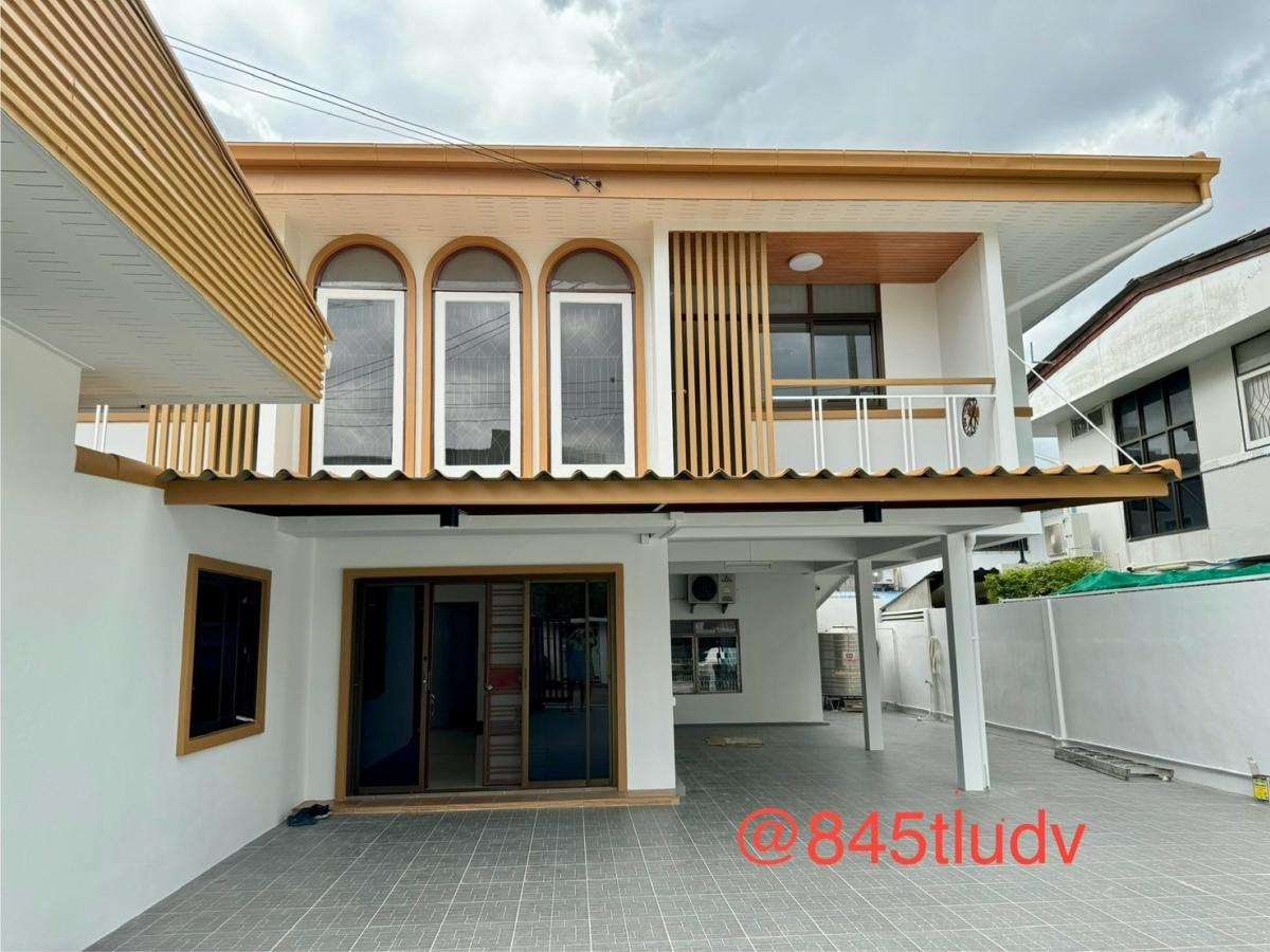 For RentHouseRatchadapisek, Huaikwang, Suttisan : 2-story home office house for rent, newly renovated, Sutthisan Road, Malu Ok Ratchada, Lat Phrao, plenty of parking for 7-8 cars.