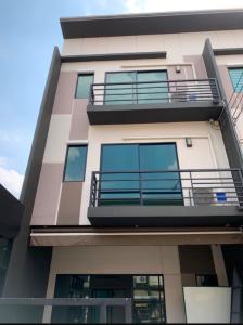 For RentTownhouseKasetsart, Ratchayothin : Townhouse for rent, 3 floors, Baan Klang Muang Village, Phahon Yothin 50, beautiful, near BTS Saphan Mai. Interested, add Line @841qqlnr