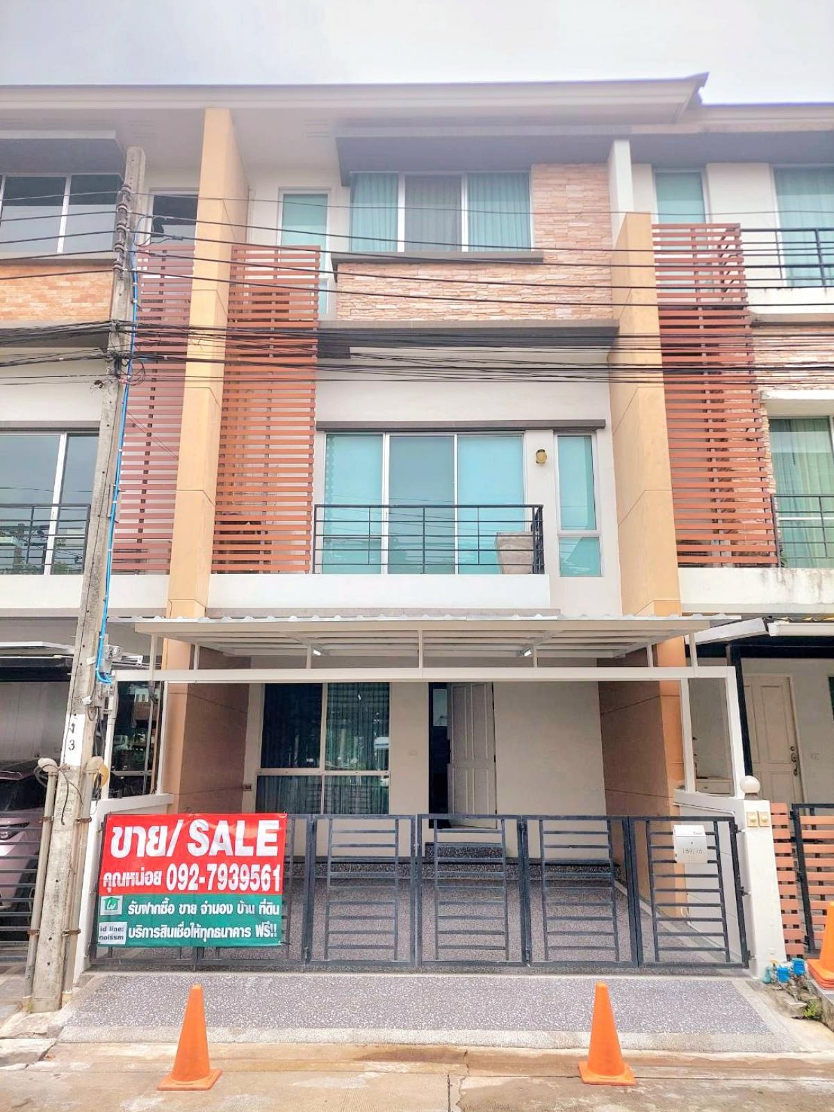 For SaleTownhouseRamkhamhaeng, Hua Mak : Townhome for sale, 3.5 floors, recently renovated, 3 bedrooms, 4 bathrooms, 2 parking spaces in the house, 1 car in front of the house, 4.9 million, beautiful house, ready to move in.