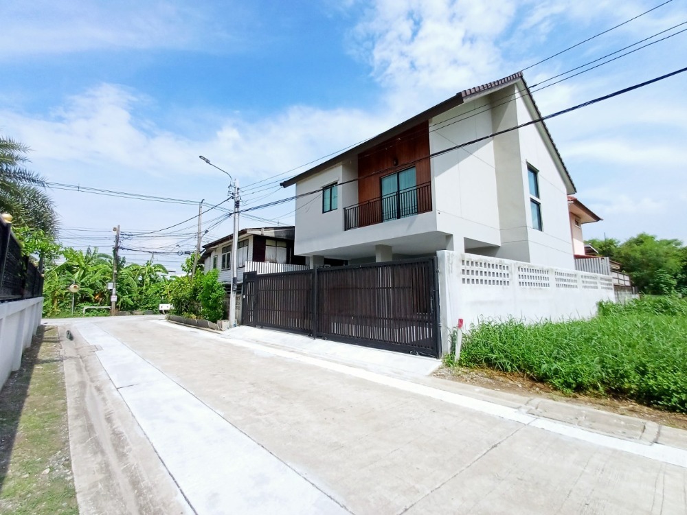 For RentHouseRattanathibet, Sanambinna : Single house for rent, Tiwanon area, near Toshiba factory, Sanambinnam intersection. Heading to Pak Kret Near Soi Samakkhi , Pink Line Suitable for living, stocking products, live studio or doing a Home Office.