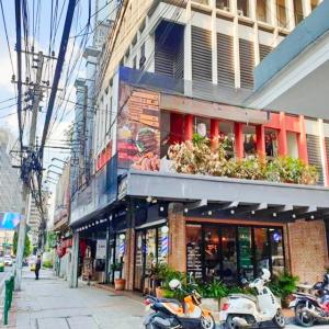 For RentShophouseRama9, Petchburi, RCA : BTS Asoke MRT Phetchaburi Near Grammy SWU Commercial building for rent 4storeys 2units 30 sq.wa 450s