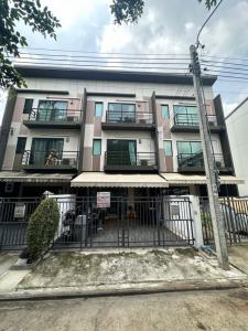 For SaleTownhouseNawamin, Ramindra : Cheap sale, 3-storey townhouse, Ban Klang Muang Village, Soi Nawamin 42, house has 3 bedrooms, 3 bathrooms, 4 air conditioners