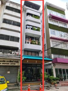 For SaleShophouseSukhumvit, Asoke, Thonglor : For sale: 5-story commercial building, 200 meters from BTS Ekkamai.