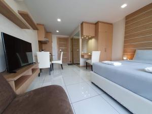 For RentCondoPattaya, Bangsaen, Chonburi : Condo for rent/sale, Whale Marina project, Pattaya.