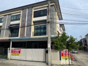 For SaleTownhouseBang kae, Phetkasem : 3-story townhome for sale, corner unit, The Connect Up 3 Village, Wongwaen-Bang Khae, Kanchanaphisek Road. Near The Mall Bang Khae, 3 bedrooms, 3 bathrooms, added the back of the house and the front roof, can park 2 cars, ready to move in.