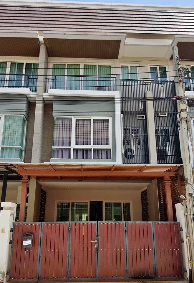 For RentTownhouseThaphra, Talat Phlu, Wutthakat : For rent, 3-story townhome, Urban Sathorn Village, URBAN SATHORN, near BTS Bang Wa.