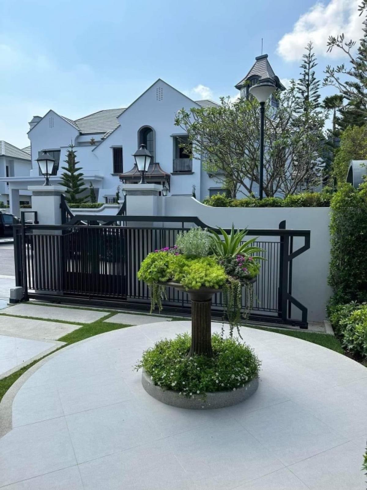 For RentHousePattanakan, Srinakarin : Luxury house for rent, Nantawan, usable area 449 m, 150 square wah, house size L, 5 bedrooms, 6 bathrooms, maids room, 1 bathroom, 1 room, garden plot, next to the clubhouse, Krungthep Kreetha Road.