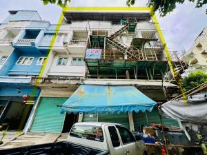 For SaleFactoryNawamin, Ramindra : Empty land for sale, 100 sq m, with a 4-story commercial building, 3 units, total area 187 sq m, Soi Ramintra 58.