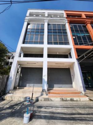 For RentShophousePattanakan, Srinakarin : Commercial building for rent, 2 units, 4.5 floors, width 8 meters, parking for 3 cars, Soi Srinakarin 24, near BTS Yellow Line, Kelantan Station, 750 meters.