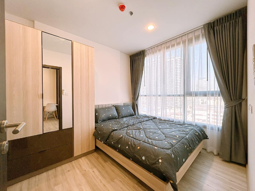 For RentCondoRatchadapisek, Huaikwang, Suttisan : Luxurious condo next to Huai Khwang MRT, only 75 meters, very good location, Digital Door Lock, size 35 sq m, rent 22,000 baht.