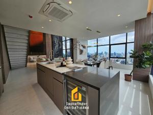 For SaleCondoRatchathewi,Phayathai : Call : 061-047-4444 Luxury Condo Conner Ratchathewi @BTS Ratchathewi Penthouse 3-story 4 Beds 4 Baths High floor, Fully furnished, Ready to move in