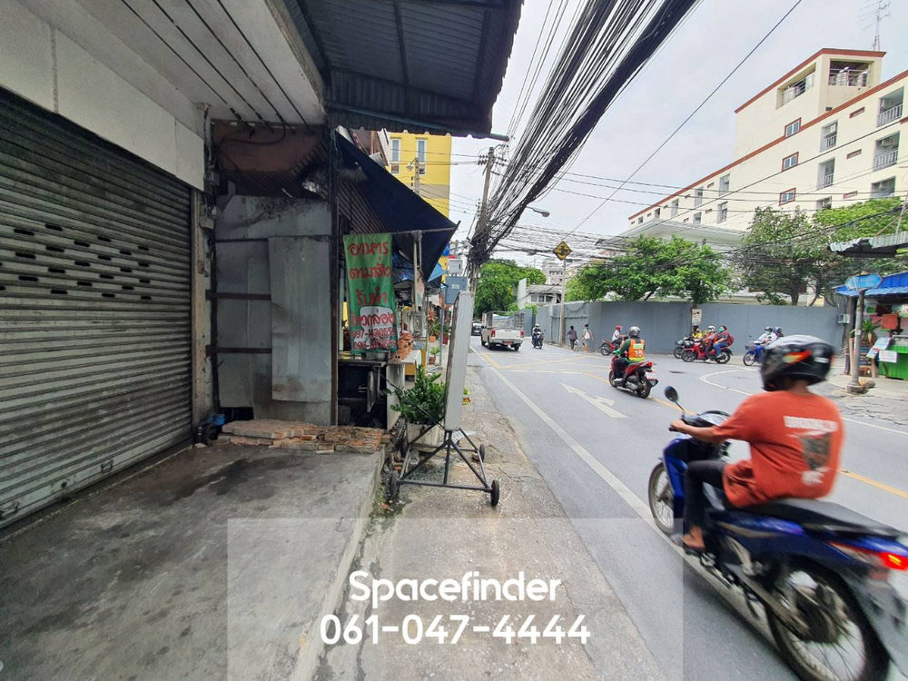 For SaleShophouseRatchadapisek, Huaikwang, Suttisan : For inquiries, call: 061-047-4444 Commercial building for sale, 3 and a half floors, next to Sutthisan Winitchai Road. Samsen Nok Subdistrict, Huai Khwang District, near MRT Suthisan