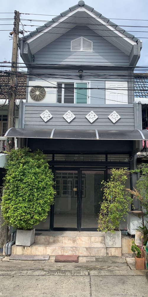 For SaleTownhouseKaset Nawamin,Ladplakao : Cant find a townhouse with a lot of usable space, newly renovated!! Cheap sale, townhouse in Sena Village 88, Prasertmanukit Road, Soi Nawamin, area 18 sq m., usable area 158 sq m., best location on the main road, dont miss it!!