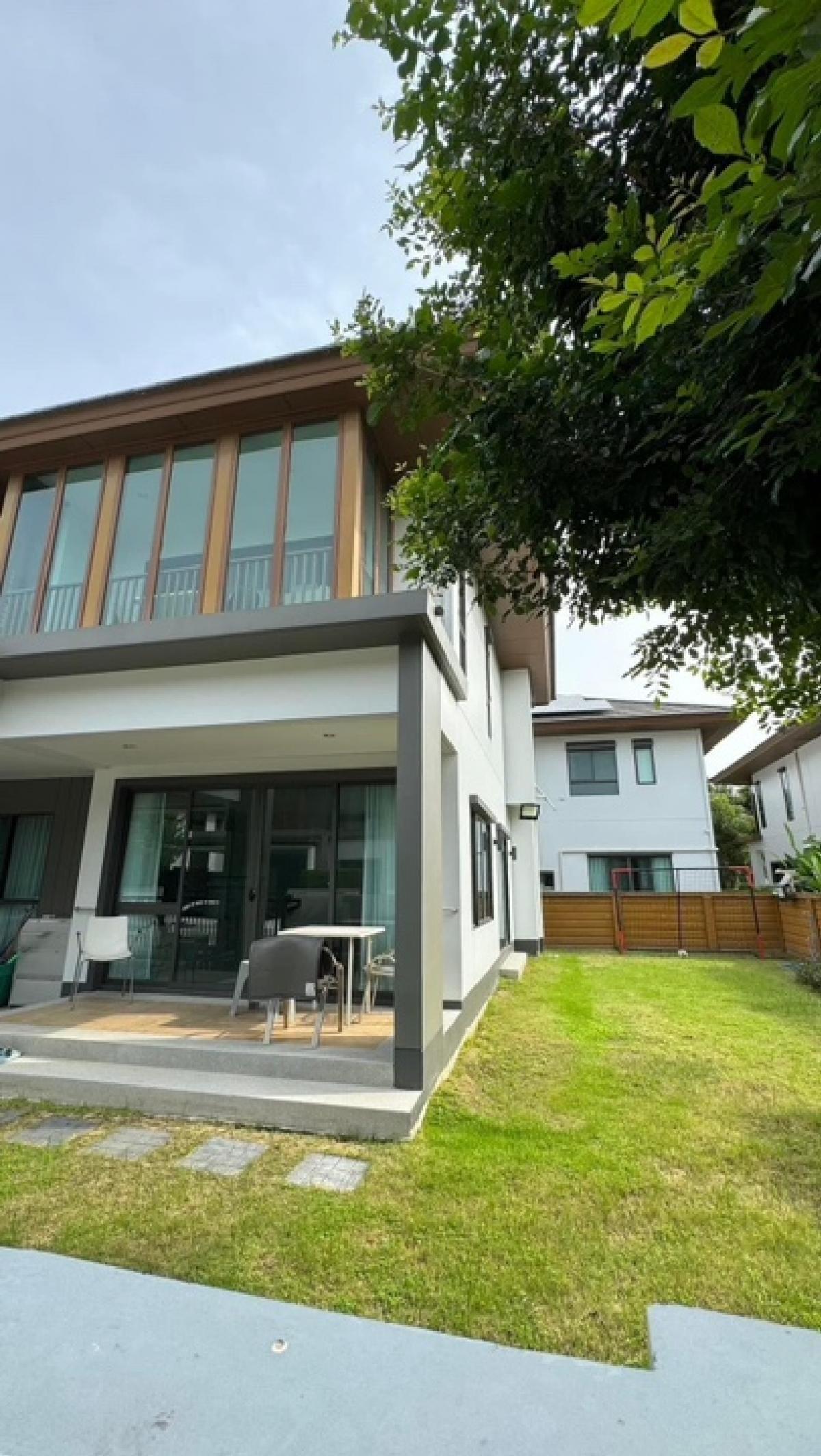 For RentHousePattanakan, Srinakarin : Luxury house for rent, next to the garden, next to Clubhouse Burasiri, Phatthanakan Soi 20, 4 bedrooms, 5 bathrooms, Phatthanakan Road.