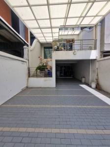 For RentTownhouseSathorn, Narathiwat : Announcement for renting space  Townhouse for rent in prime location, Sathorn Soi 1.