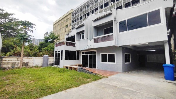 For RentWarehousePattanakan, Srinakarin : For rent 2 storey home office/warehouse soi pattanakan 39 no air/con unfurnished can register a company, pet allowed