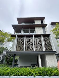 For SaleHouseRama9, Petchburi, RCA : Luxurious penthouse detached house on Rama 9, near Thonglor, every house has a private swimming pool and elevator.