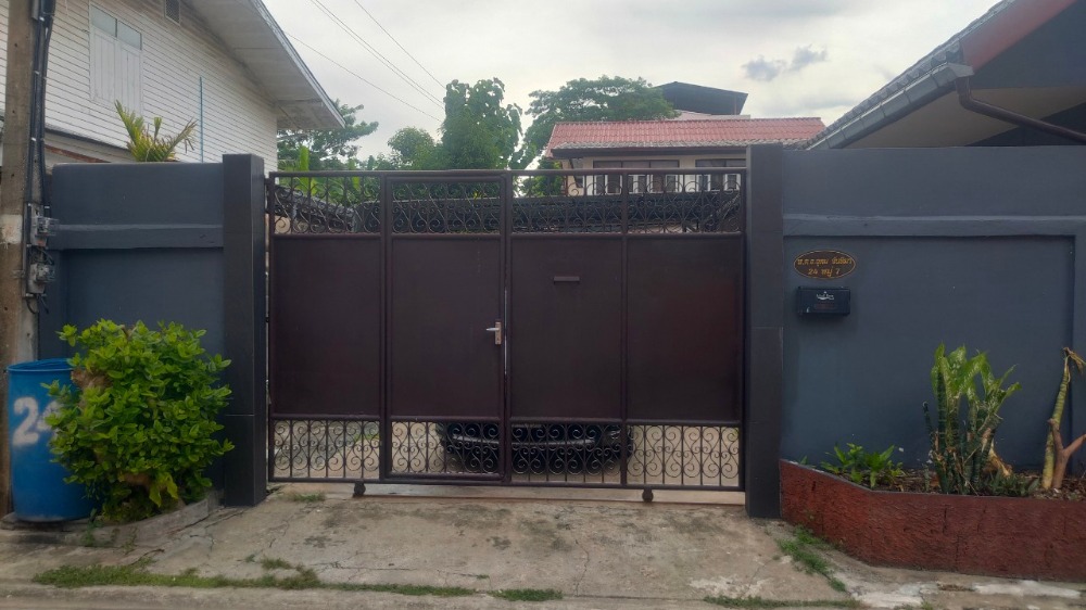 For SaleLandKasetsart, Ratchayothin : K1588 Land for sale plus house 100 sq m. Phahonyothin 65 near BTS, quiet and shady.