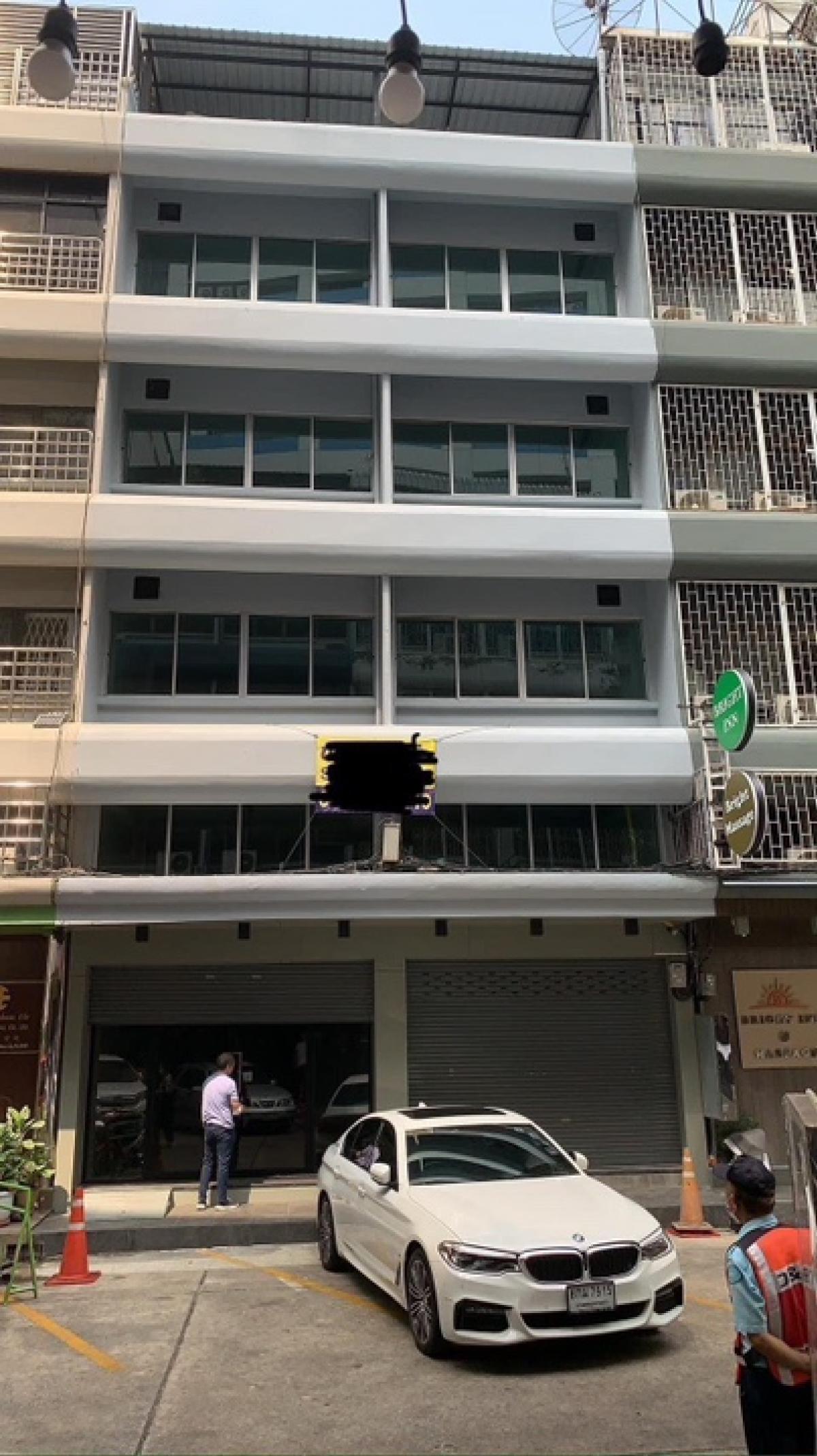 ให้เช่าร้านค้า ร้านอาหารสีลม ศาลาแดง บางรัก : Rental : New Renovate Commercils Buiding in Surawong , 4 Storeys , 2 Building , 700 sqm , 30 sqw Apply For : Spa / Massage / Restaurant / Clinic / Salon etc.Close to ** Meridian Hotel ** BTS Saladeang ปล่อยเช่า ตึกพึ่ง Renovate ใหม่ ใกล้โรงแรม Meridian ใน