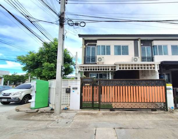 For SaleTownhouseSamut Prakan,Samrong : Baan Pruksa Theparak-Kingkaew 126, only 2.95 million baht, reduced from 3.2 million, corner house, garden view, 23.9 sq m., on the main road, suitable for opening a shop or living in yourself.