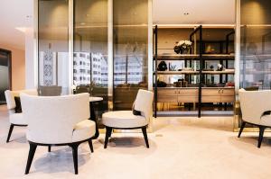 For SaleCondoWitthayu, Chidlom, Langsuan, Ploenchit : For Sale: Magnolias Ratchadamri Boulevard, South facing with a view of The Royal Bangkok Sports Club, wide front room, largest on the floor, 2 bedrooms @ 18.89MB