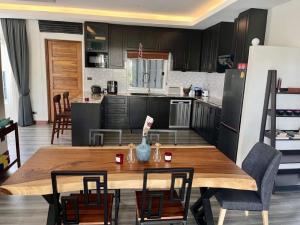 For SaleHouseHuahin, Prachuap Khiri Khan, Pran Buri : Call : 092-692-5249 Pool Villa Khao Tao for sale, 101 sq.wa, Wararom Village Khao Tao, house just completed, Plus all the furniture. Beautifully decorated according to the picture