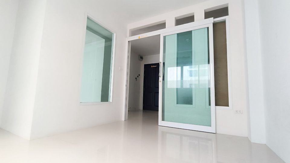 For SaleCondoRattanathibet, Sanambinna : Empty room for sale, price less than a million, 1 bedroom, 4th floor, The Breeze Condo, near MRT Nonthaburi Government Center (S4363)