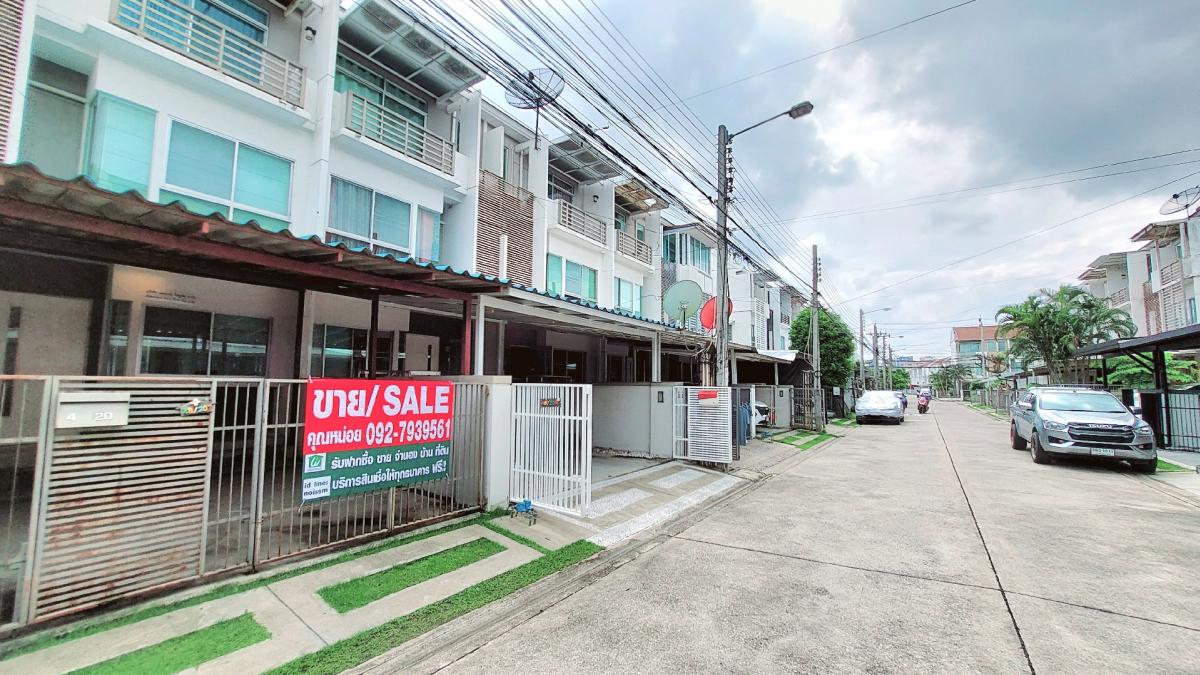 For SaleTownhousePattanakan, Srinakarin : New house project (Baanmai) Rama 9 Soi Krungthep Kreetha 7, 3-storey townhouse, 3 bedrooms, 3 bathrooms, 2 parking spaces, for sale 3.7 million (LG-005)