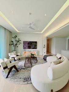 ขายคอนโดวิทยุ ชิดลม หลังสวน : Sindhorn Kempinski 3bed 4bath 216sqm. 70,000,000 Am: 0656199198