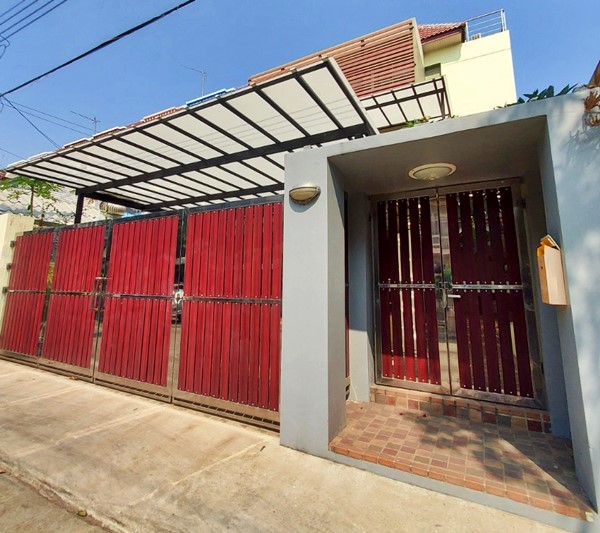 For RentTownhouseSeri Thai, Ramkhamhaeng Nida : For rent/sale 4-storey townhome 9 bedrooms, Phanason Grand Ville, Serithai 68, decorated with teak wood, fitness room/snooker room, can register a company for home office