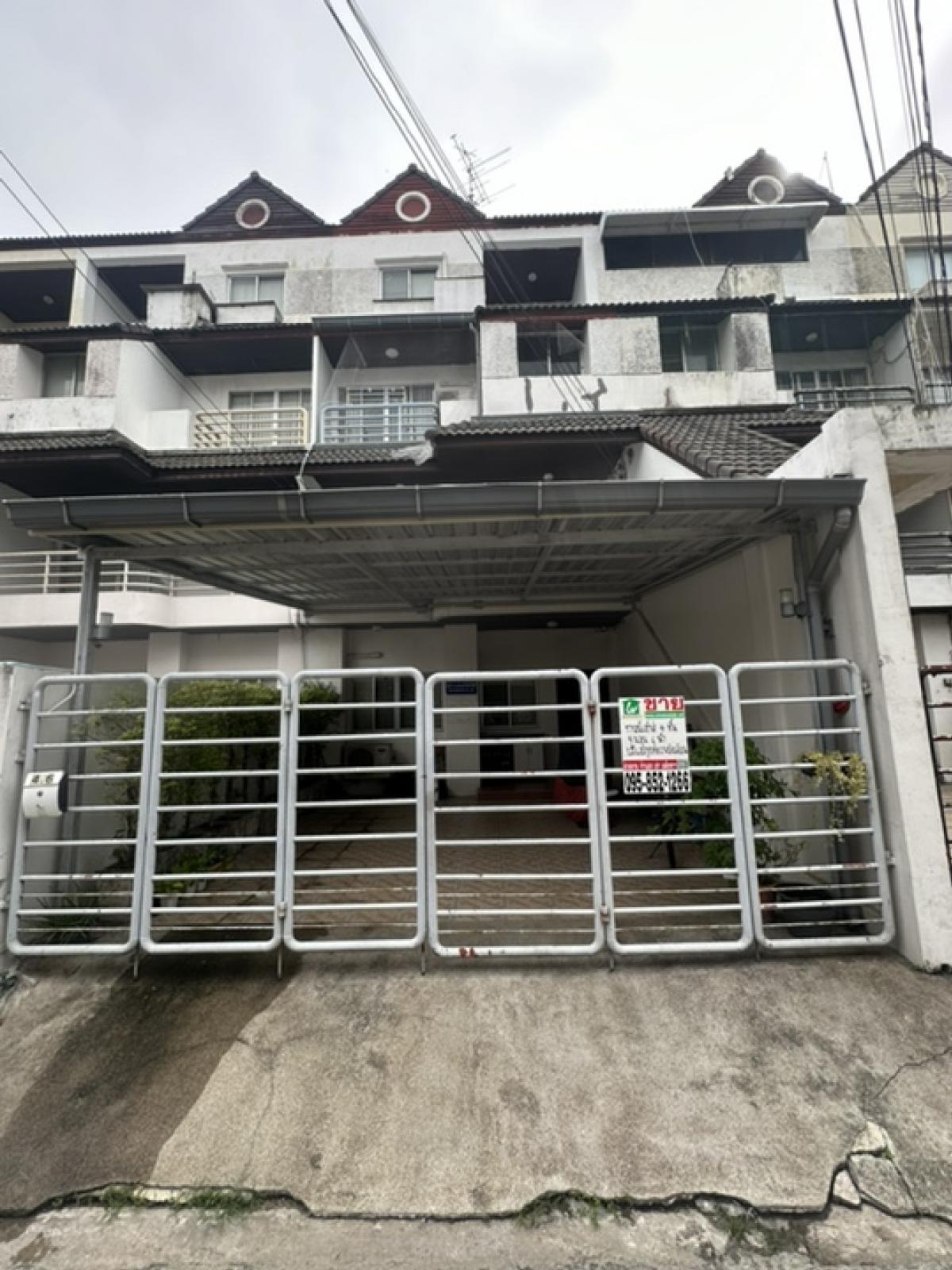 For SaleTownhousePattanakan, Srinakarin : Townhome for sale, Soi Phatthanakan 44, ready to move in, already decorated, good house, good structure, ready inside.