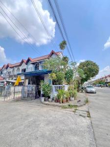 For SaleTownhousePathum Thani,Rangsit, Thammasat : Lotus LamLukKa Distribution Chatchawan Market Khlong 7 2 km.on conner 2-story house for sale 22 sq.w