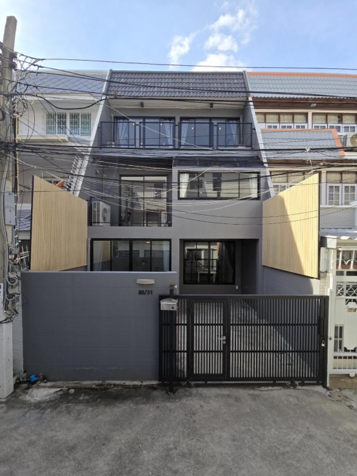 ขายทาวน์เฮ้าส์/ทาวน์โฮมสุขุมวิท อโศก ทองหล่อ : LL320 ขาย MODERN LOFT TOWNHOME- EKKAMAI22 (3 ชั้น) designed by THE ROOMMAKER