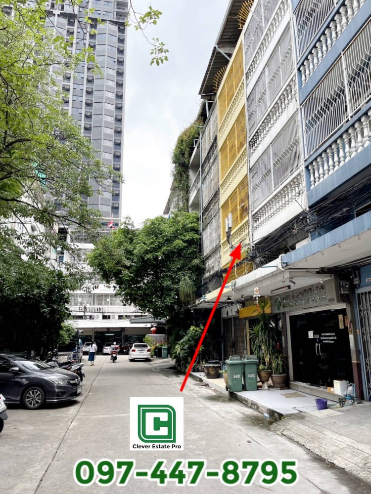 For SaleShophouseSukhumvit, Asoke, Thonglor : Brand new renovated 5-storey commercial building, Sukhumvit Soi 22, parking for many cars, excellent location, entrance/exit on Ratchada Road, Sukhumvit Road, Rama IV Road, Bangkok.